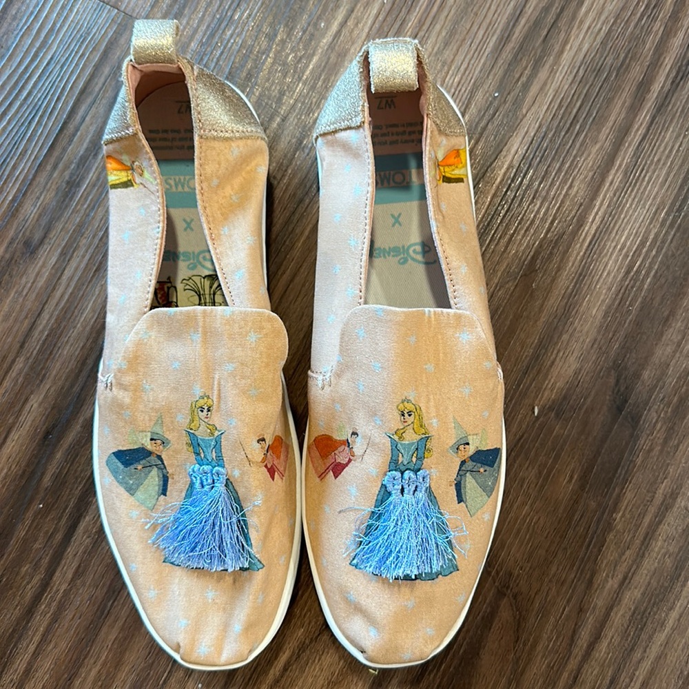 Unworn Disney sleeping beauty Tom’s slide on shoes with tassel detail aurora